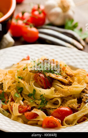 Regionalen italienischen Teller Pasta mit Sardinen auf hölzernen Tisch Stockfoto