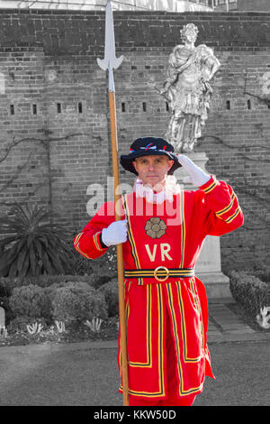 Yeoman der Wache Beefeater von vergoldeten Statue von König William III - viktorianisches Festival von Weihnachten in Portsmouth Historic Dockyard Hants, England Großbritannien Stockfoto