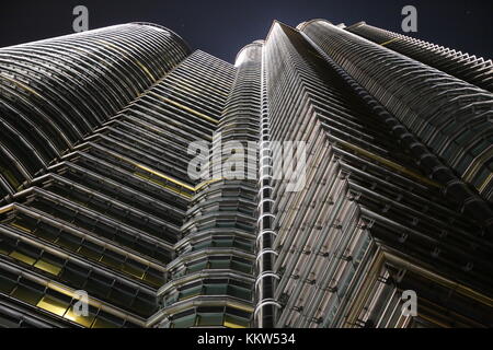 Fassade der Petronas Twin Towers in Kula Lumpur von oben in der Nacht gesehen. Stockfoto