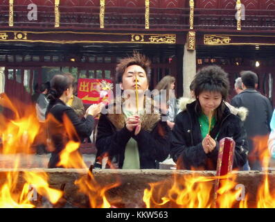 Menschen verbrennen Räucherstäbchen und verehren den City God Tempel in Shanghai, China Stockfoto