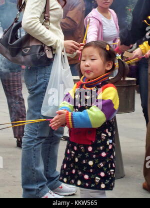 Menschen verbrennen Räucherstäbchen und verehren den City God Tempel in Shanghai, China Stockfoto