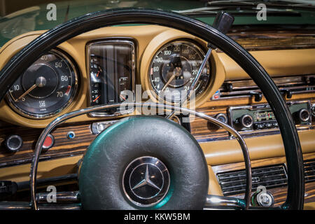 ESSEN, Deutschland - Apr 6, 2017: Vintage Mercedes Benz 280 SL Coupe Innenraum Fahrersitz anzeigen. Stockfoto