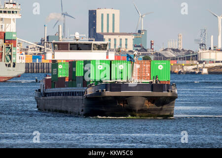 ROTTERDAM, NIEDERLANDE - SEP 2, 2017: Binnenschiff auf einer Wasserstraße im Hafen von Rotterdam. Stockfoto