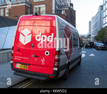 Ein DPD Transit van Bereitstellung von Parzellen in der Vorweihnachtszeit in Central London, UK Stockfoto