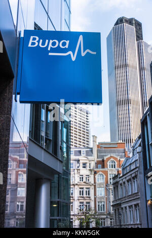 Mit der bupa Leadenhall Building (Tower 42) im Hintergrund, London, EC2, UK. Stockfoto