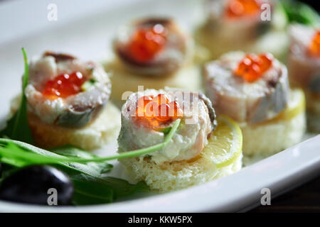 Leckeres Essen auf dem hölzernen Tisch Stockfoto