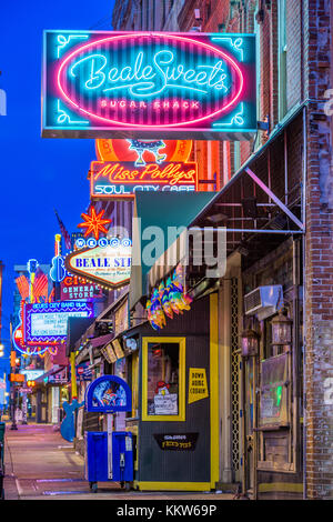 MEMPHIS, Tennessee - 25. AUGUST 2017: Blues Clubs auf der historischen Beale Street in der Morgendämmerung. Stockfoto