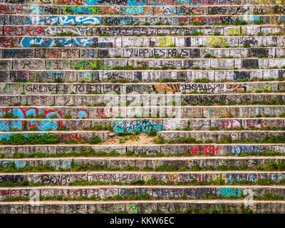 Aus Sicht der Treppe mit Graffiti Stockfoto