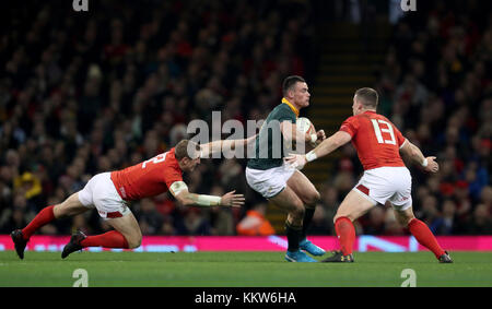 Südafrika's Jesse Kriel (Mitte) und Wales' Hadleigh Parkes (links) und Scott Williams im Herbst Internationale im Fürstentum Stadium, Cardiff. Stockfoto