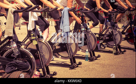 Beine bewegen während eines Trainings der Spinnen ----- Imperia, IM, Italien - 18. Mai 2014: Menschen führen ein Spinning im Freien in einem städtischen Park von liguri Stockfoto