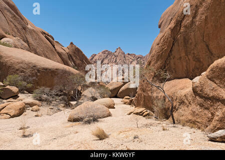 Spitzkoppe Gruppe von kahlen Granitgipfel in der Namib Wüste von Namibia Stockfoto