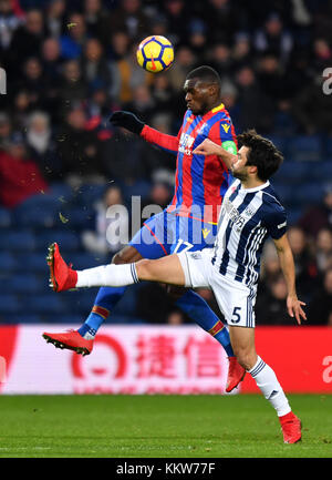 Crystal Palace Christian Benteke (links) und West Bromwich Albion Claudio Yacob Kampf um den Ball während der Premier League Match in West Bromwich, West Bromwich. PRESS ASSOCIATION Foto Bild Datum: Samstag, Dezember 2, 2017. Siehe PA-Geschichte FUSSBALL WBA. Photo Credit: Anthony Devlin/PA-Kabel. Einschränkungen: EDITORIAL NUR VERWENDEN Keine Verwendung mit nicht autorisierten Audio-, Video-, Daten-, Spielpläne, Verein/liga Logos oder "live" Dienstleistungen. On-line-in-Verwendung auf 75 Bilder beschränkt, kein Video-Emulation. Keine Verwendung in Wetten, Spiele oder einzelne Verein/Liga/player Publikationen. Stockfoto