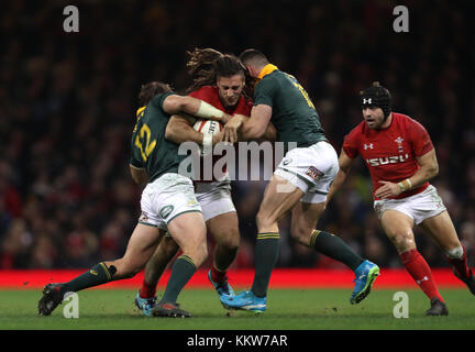 Wales' Josh Navidi (Mitte) und Südafrikas Francois Venter (links) und Jesse Kriel im Herbst Internationale im Fürstentum Stadium, Cardiff. Stockfoto