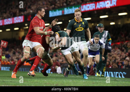 Südafrika's Jesse Kriel (Mitte) geht über einen Versuch Kerbe im Herbst Internationale im Fürstentum Stadium, Cardiff. Stockfoto