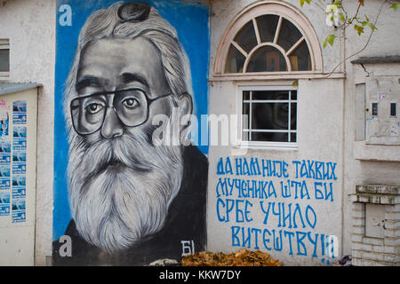 Portrait Graffiti von Radovan Karadzic alias Dragan Dabic an einer Wand eines Taverne namens Luda Kuca (Crazy House) in Neu Belgrad, Belgrad, Serbien. Stockfoto