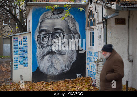 Bärtiger Mann entlang portrait Graffiti von Radovan Karadzic alias Dragan Dabic an einer Wand eines Taverne namens Luda Kuca (Crazy House) in Belgrad Stockfoto