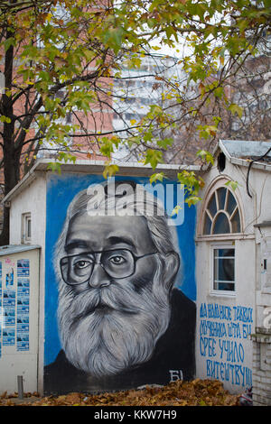 Portrait Graffiti von Radovan Karadzic alias Dragan Dabic an einer Wand eines Taverne namens Luda Kuca (Crazy House) in Neu Belgrad, Belgrad, Serbien. Stockfoto