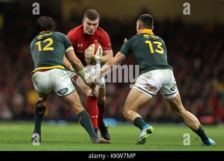 Wales' Scott Williams (Mitte) und Südafrikas Francois Venter (links) und Jesse Kriel im Herbst Internationale im Fürstentum Stadium, Cardiff. Stockfoto