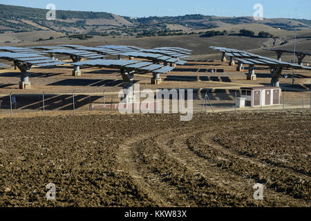 Spanien, Andalusien, Cadiz, Vejer de la Frontera, solar power station mit flachen Heliostaten, hinter Windpark auf die Berge Stockfoto