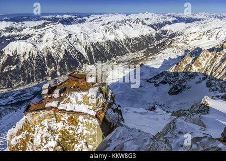 Blick aus der Vogelperspektive auf die Terrassen von Aiguille du Midi in Mont Blanc, Chamonix, mit herrlichem Blick auf die französischen, schweizerischen und italienischen Alpen Stockfoto