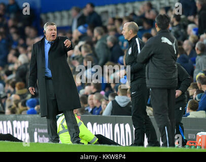 Everton Manager Sam Allardyce (links) mit dem vierten Offiziellen Mike Dean (Mitte) und Huddersfield Town Manager David Wagner während der Premier League Spiel im Goodison Park, Liverpool. PRESS ASSOCIATION Foto Bild Datum: Samstag, 2. Dezember 2017 Stockfoto