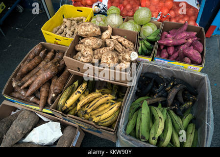 Obst und Gemüse auf dem Display außerhalb der Gemüsehändler shop in Edinburgh, Schottland, Großbritannien. Stockfoto