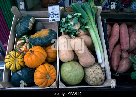 Winter Gemüse auf Anzeige außerhalb des greencocer Shop in Edinburgh, Schottland, Großbritannien. Stockfoto