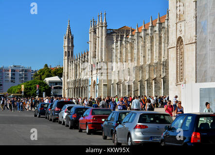 Eine Menge Touristen besuchen das Kloster Jeronimos und die Kirche Santa Maria von Belem in Lissabon, Portugal Stockfoto