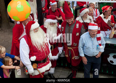 Unterstützer bei der Fußball Wettbewerb zwischen Weihnachtsmänner im Santa Claus World Congress in Dänemark am Bakken, den Vergnügungspark nördlich von Kopenhagen. Stockfoto