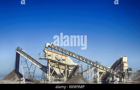 Gewinnung und Herstellung von Kies (Gral; Kiesel, alluvion und Gral, hoggin). Für die Produktion von Kies (Gravel-pit). Brech- und Siebanlagen, Misch- und Förderanlagen f Stockfoto