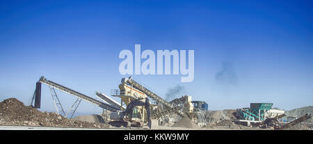 Gewinnung und Herstellung von Kies (Gral; Kiesel, alluvion und Gral, hoggin). Für die Produktion von Kies (Gravel-pit). Brech- und Siebanlagen, Misch- und Förderanlagen f Stockfoto