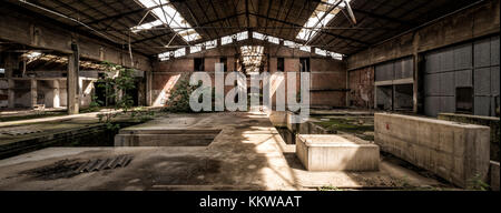 Panorama der Innenraum in verlassenen Fabrik, zentrale Perspektive Stockfoto