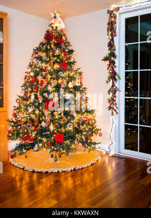 Weihnachtsbaum im modernen Wohnzimmer dekoriert Stockfoto