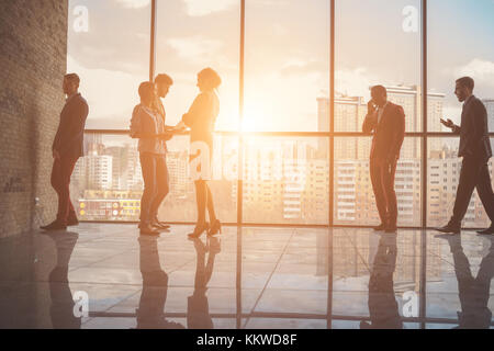 Silhouetten von Geschäftsleuten in einem Konferenzraum. Stockfoto