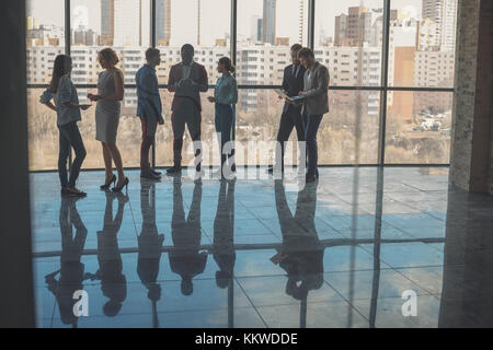 Silhouetten von Geschäftsleuten in Konferenzraum Stockfoto