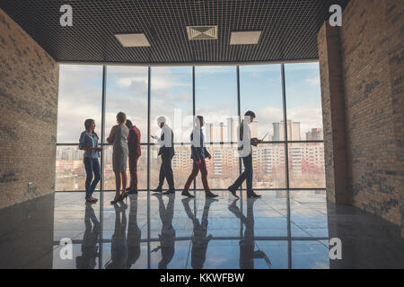 Silhouetten von Geschäftsleuten in einem Konferenzraum. Stockfoto