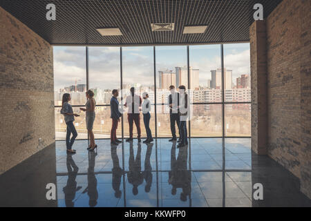 Silhouetten von Geschäftsleuten in Konferenzraum Stockfoto