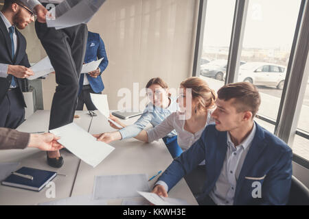 Gerne erfolgreiche Geschäft Leute im Amt Spaß werfen Dokumente Stockfoto