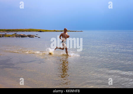 Junge Kaukasier Männlich ein Morgen Workout an der Küste Stockfoto
