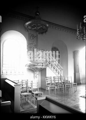 Foto der Getinge-Kirche in Schweden, katalogisiert als 16000200033199 KMB, mit Darstellung der historischen Architektur. Die ältesten Teile der Kirche stammen aus dem 12. Oder 13. Jahrhundert und weisen ein romanisches Design mit einem Kirchenschiff, einem Chor und einer halbrunden Apsis auf. 1794 errichtete die Familie Brummer auf der Nordseite der Kirche eine Leichenkapelle. Der ursprüngliche hölzerne Glockenturm wurde 1819 durch einen Steinturm ersetzt. Stockfoto