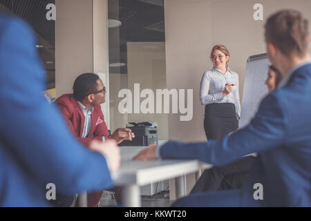 Business-Plan, erklärte am Flipchart durch Geschäftsführer an Mitarbeiter Stockfoto