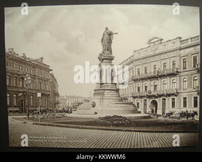 Diese historische Ansicht zeigt das Denkmal für Kaiserin Katharina II. In Odessa, Ukraine. Die Statue ehrt die russische Kaiserin und spiegelt ihren Einfluss auf die Entwicklung der Stadt im 18. Jahrhundert wider. Das Denkmal steht als Symbol sowohl der russischen als auch der ukrainischen Geschichte und markiert einen entscheidenden Moment in Odessas kultureller Entwicklung. Stockfoto