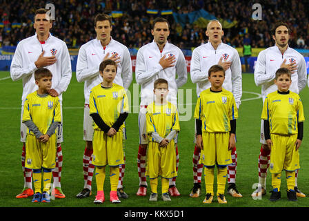 KIEW, UKRAINE - 9. OKTOBER 2017: Kroatische Spieler hören vor dem Qualifikationsspiel der FIFA Fußball-Weltmeisterschaft 2018 gegen die Ukraine beim NSC-Olim Nationalhymne Stockfoto