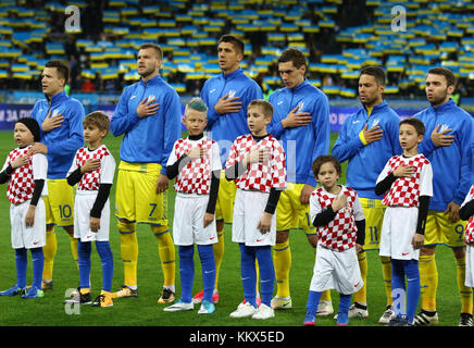 KIEW, UKRAINE - 9. OKTOBER 2017: Ukrainische Spieler hören vor dem Qualifikationsspiel der FIFA Fußball-Weltmeisterschaft 2018 gegen Kroatien bei der NSC Oli Nationalhymne Stockfoto