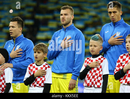 KIEW, UKRAINE - 9. OKTOBER 2017: Ukrainische Spieler hören vor dem Qualifikationsspiel der FIFA Fußball-Weltmeisterschaft 2018 gegen Kroatien bei der NSC Oli Nationalhymne Stockfoto