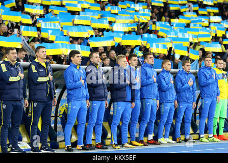 KIEW, UKRAINE - 9. OKTOBER 2017: Ukrainische Ersatzspieler hören vor dem Qualifikationsspiel der FIFA Fußball-Weltmeisterschaft 2018 gegen Kroatien Nationalhymne Stockfoto