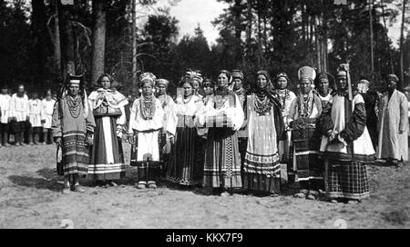 Russische Frauen werden dargestellt, die im Sarov-Kloster auf Zar Nikolaus II. Warten. Diese Szene spiegelt die Periode der russischen Geschichte und die Rolle religiöser Stätten im Leben der königlichen Familie wider. Stockfoto
