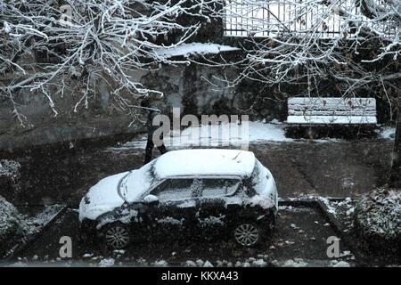 Grenoble, Frankreich. 01 Dez, 2017. Kalte Welle auf Frankreich mit negativen Temperaturen und Schnee insbesondere in einem Bahnhof der SNCF und auf die Gleise der Züge, TER und TGV. Grenoble, Isère, Rhône-Alpes Auvergne. Grenoble, Frankreich - 12.01.2017, Kredit: thibaut/alamy leben Nachrichten Stockfoto