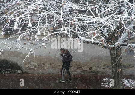 Grenoble, Frankreich. 01 Dez, 2017. Kalte Welle auf Frankreich mit negativen Temperaturen und Schnee insbesondere in einem Bahnhof der SNCF und auf die Gleise der Züge, TER und TGV. Grenoble, Isère, Rhône-Alpes Auvergne. Grenoble, Frankreich - 12.01.2017, Kredit: thibaut/alamy leben Nachrichten Stockfoto