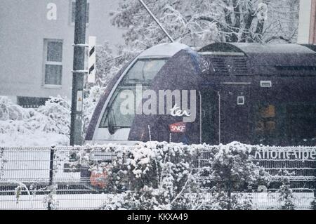 Grenoble, Frankreich. 01. Dez 2017. Kalte Welle auf Frankreich mit negativen Temperaturen und Schnee, insbesondere in einem SNCF-Bahnhof und auf den Bahngleisen von Zügen, TER und TGV. Grenoble, Isere, Auvergne Rhone Alpes. Grenoble, FRANKREICH - 12/01/2017 Quelle: Thibaut/Alamy Live News Stockfoto